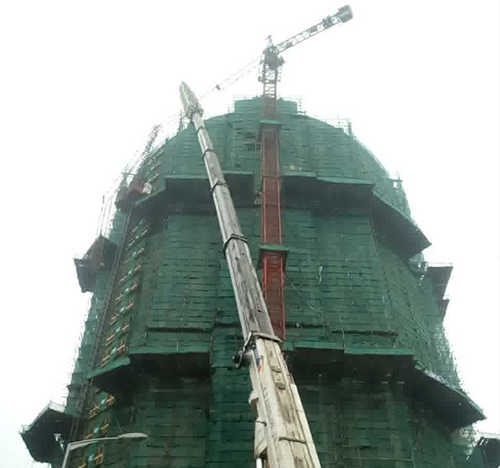 振安吊车在工地上作业